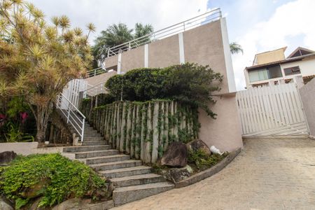 Casa de condomínio à venda com 335m², 4 quartos e 4 vagasEntrada