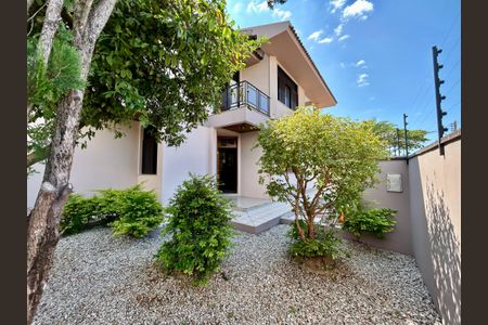 Casa para alugar com 374m², 6 quartos e 6 vagas Casa para alugar com 374m², 6 quartos e 6 vagasÁrea externa