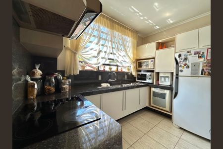 Casa para alugar com 374m², 6 quartos e 6 vagas Casa para alugar com 374m², 6 quartos e 6 vagasCozinha