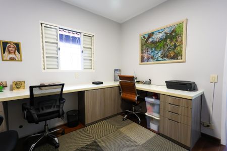 Casa de condomínio à venda com 220m², 4 quartos e 2 vagas Casa de condomínio à venda com 220m², 4 quartos e 2 vagasEscritório