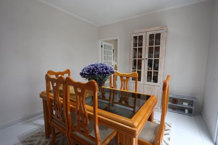 Casa de condomínio à venda com 220m², 4 quartos e 2 vagas Casa de condomínio à venda com 220m², 4 quartos e 2 vagasSala de Jantar