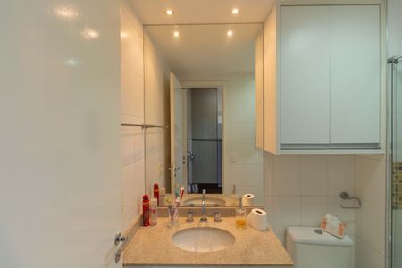 Apartamento para alugar com 144m², 4 quartos e 2 vagas Apartamento para alugar com 144m², 4 quartos e 2 vagasBanheiro da Suíte 2