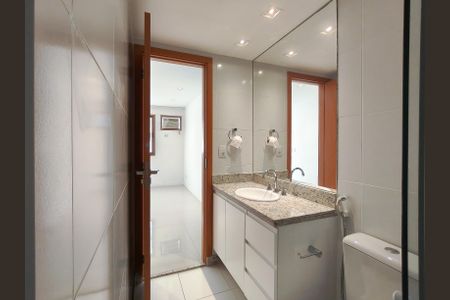 Apartamento à venda com 273m², 4 quartos e 3 vagasBanheiro da Suíte 2