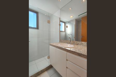 Apartamento à venda com 273m², 4 quartos e 3 vagasBanheiro da Suíte 1