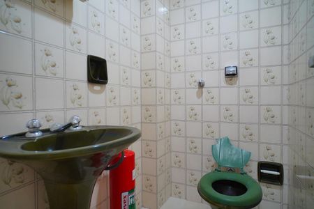 Lavabo  de apartamento para alugar com 2 quartos, 150m² em São João, Porto Alegre