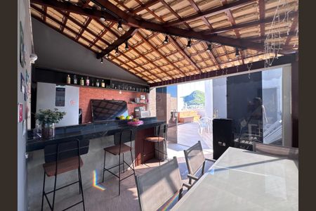 Apartamento à venda com 200m², 3 quartos e 2 vagas Apartamento à venda com 200m², 3 quartos e 2 vagasTerraço