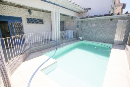 Casa à venda com 303m², 4 quartos e 2 vagasPiscina