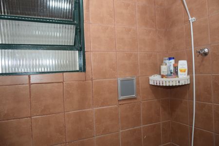 Banheiro de apartamento para alugar com 2 quartos, 55m² em Jardim Dom José, Embu das Artes