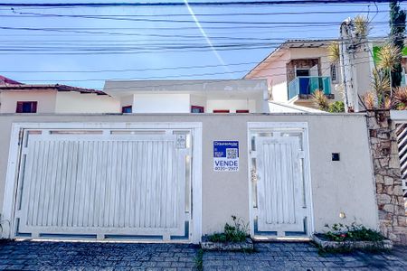 Casa à venda com 320m², 5 quartos e 6 vagasFachada com Plaquinha