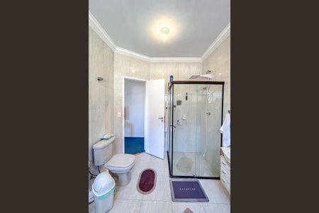 Casa à venda com 320m², 5 quartos e 6 vagasBanheiro da Suíte 1