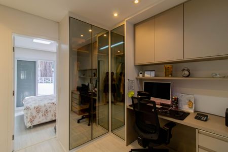 Casa de condomínio à venda com 205m², 3 quartos e 5 vagas Casa de condomínio à venda com 205m², 3 quartos e 5 vagasCloset da Suíte 2