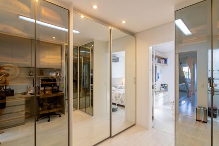 Casa de condomínio à venda com 205m², 3 quartos e 5 vagas Casa de condomínio à venda com 205m², 3 quartos e 5 vagasCloset da Suíte 2