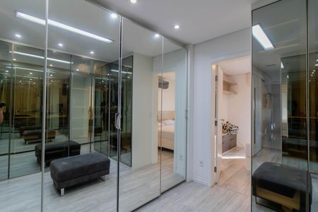Casa de condomínio à venda com 205m², 3 quartos e 5 vagas Casa de condomínio à venda com 205m², 3 quartos e 5 vagasCloset da Suíte 1