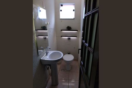 Casa à venda com 128m², 2 quartos e 2 vagas Casa à venda com 128m², 2 quartos e 2 vagasBanheiro