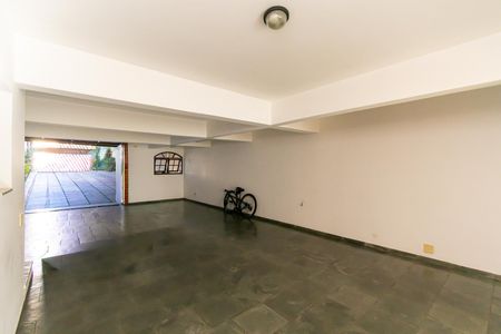 Casa à venda com 286m², 3 quartos e 6 vagas Casa à venda com 286m², 3 quartos e 6 vagasGaragem