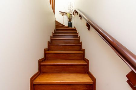 Casa à venda com 286m², 3 quartos e 6 vagas Casa à venda com 286m², 3 quartos e 6 vagasEscada