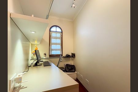 Casa à venda com 286m², 3 quartos e 6 vagas Casa à venda com 286m², 3 quartos e 6 vagasEscritório