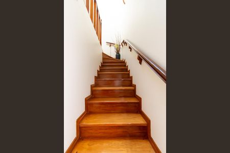 Casa à venda com 286m², 3 quartos e 6 vagas Casa à venda com 286m², 3 quartos e 6 vagasEscada