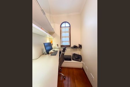 Casa à venda com 286m², 3 quartos e 6 vagas Casa à venda com 286m², 3 quartos e 6 vagasEscritório