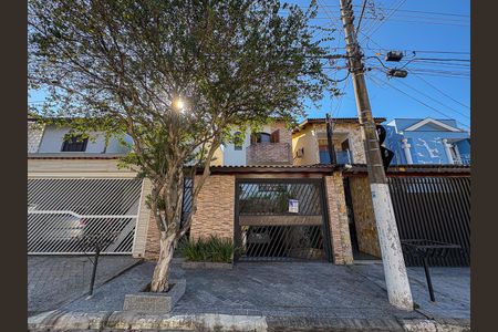 Casa à venda com 286m², 3 quartos e 6 vagas Casa à venda com 286m², 3 quartos e 6 vagasFachada