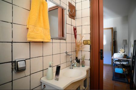Casa à venda com 175m², 3 quartos e 2 vagas Casa à venda com 175m², 3 quartos e 2 vagasEdícula - Banheiro