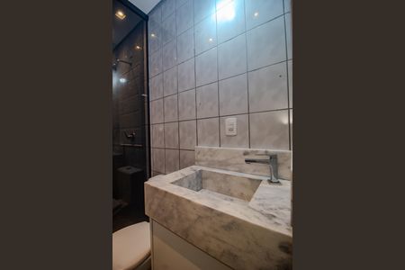 Banheiro de casa de condomínio para alugar com 2 quartos, 56m² em Vila Nova, Porto Alegre