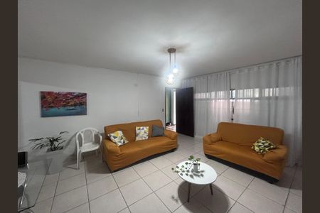 Casa para alugar com 225m², 4 quartos e 3 vagas Casa para alugar com 225m², 4 quartos e 3 vagasSala