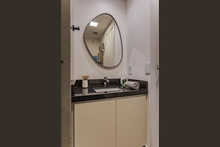 Banheiro de kitnet/studio para alugar com 1 quarto, 25m² em Rio Branco, Porto Alegre