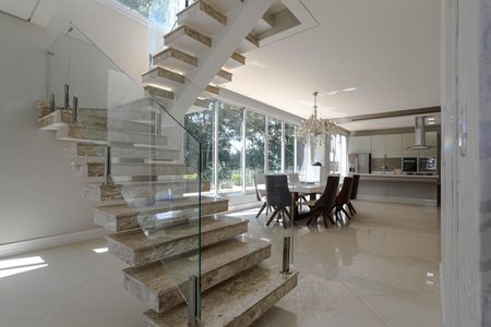 Casa para alugar com 360m², 3 quartos e 5 vagas Casa para alugar com 360m², 3 quartos e 5 vagasEscada