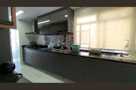 Apartamento à venda com 202m², 3 quartos e 3 vagas Apartamento à venda com 202m², 3 quartos e 3 vagasCozinha e Área de Serviço