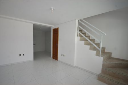 Sala de casa para alugar com 2 quartos, 80m² em Marechal Hermes, Rio de Janeiro