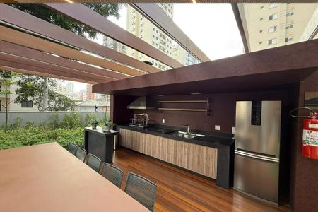 Apartamento à venda com 160m², 2 quartos e 3 vagasCozinha com móveis de madeira e geladeira de aço inox, com vista para a cidade.