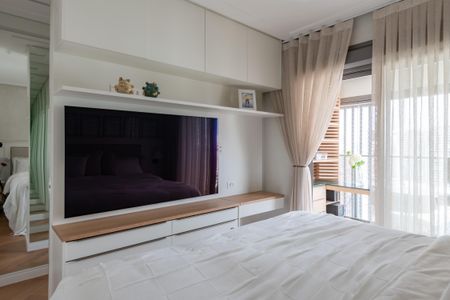 Apartamento à venda com 160m², 2 quartos e 3 vagasCama grande e TV de tela plana em uma sala de estar moderna.
