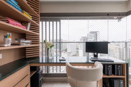 Apartamento à venda com 160m², 2 quartos e 3 vagasQuarto com vista para a cidade, com móveis modernos e iluminação adequada.