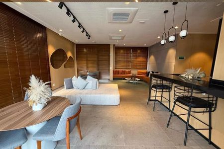 Apartamento à venda com 160m², 2 quartos e 3 vagasSala de estar com sofá, mesa e cadeiras, iluminada por lâmpadas e com vista para a cidade.