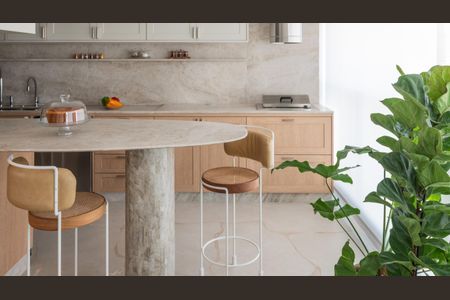 Apartamento à venda com 160m², 2 quartos e 3 vagasCozinha com iluminação natural, piso de porcelanato e bancada de granito.
