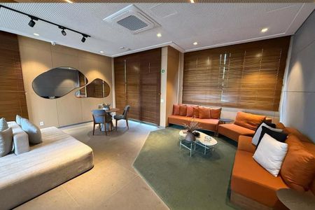 Apartamento à venda com 160m², 2 quartos e 3 vagasSala de estar com sofás, mesa e cadeiras, e espelho na parede.