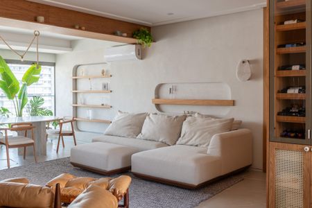 Apartamento à venda com 160m², 2 quartos e 3 vagasSala de estar com sofá, mesa e cadeiras, janela e plantas, parede branca e madeira, chão de porcelanato, iluminação natural e artificial, decoração minimalista e moderna.