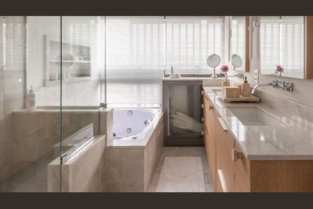 Apartamento à venda com 160m², 2 quartos e 3 vagasBanheiro com banheira e chuveiro, pia e vaso sanitário, e uma janela com persianas fechadas.