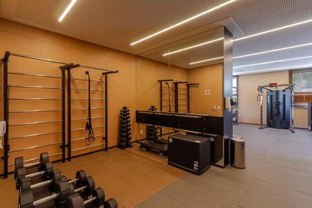 Apartamento à venda com 160m², 2 quartos e 3 vagasSala de academia com equipamentos de ginástica e iluminação adequada.