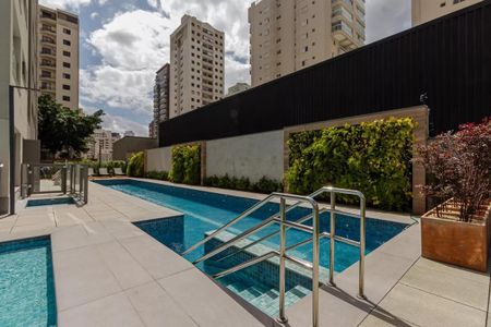 Apartamento à venda com 160m², 2 quartos e 3 vagasPiscina com escada e rampa, cercada por um muro de concreto e cobertura de telhas azuis.