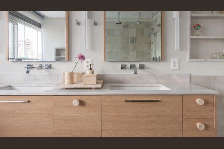Apartamento à venda com 160m², 2 quartos e 3 vagasBanheiro com piso de porcelanato, bancada de mármore e móveis de madeira, com uma vista para a cidade.