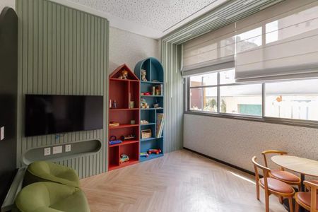 Apartamento à venda com 160m², 2 quartos e 3 vagasSala de jogos com móveis coloridos e TV, perfeita para crianças e adultos.