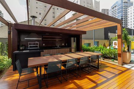 Apartamento à venda com 160m², 2 quartos e 3 vagasVaranda com churrasqueira e mesa de jantar em apartamento com vista para a cidade.