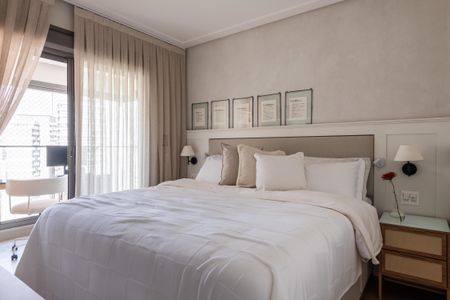 Apartamento à venda com 160m², 2 quartos e 3 vagasQuarto com cama de casal, cortinas, janela, iluminação, móveis e decoração simples, com um tom de bege claro.