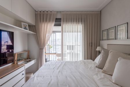 Apartamento à venda com 160m², 2 quartos e 3 vagasQuarto com cama de casal, TV e mesa de vestir, com vista para a cidade.
