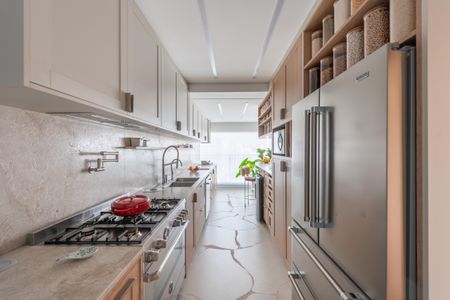 Apartamento à venda com 160m², 2 quartos e 3 vagasCozinha moderna com piso de porcelanato e armários de madeira.
