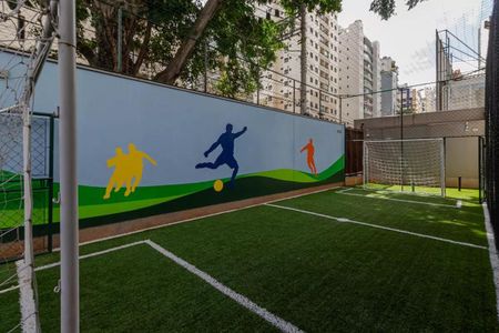 Apartamento à venda com 160m², 2 quartos e 3 vagasQuadra de futsal com mural de futebol e campo de grama sintética, com vista para a cidade.