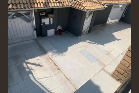 Pátio com piso de cerâmica e telhado de telhas, com uma vista para a rua. de casa à venda com 6 quartos, 245m² em Aclimação, São Paulo