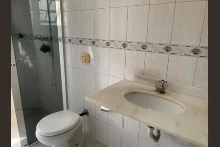 Banheiro com piso de porcelanato, pia de granito e chuveiro de vidro. de casa à venda com 6 quartos, 245m² em Aclimação, São Paulo